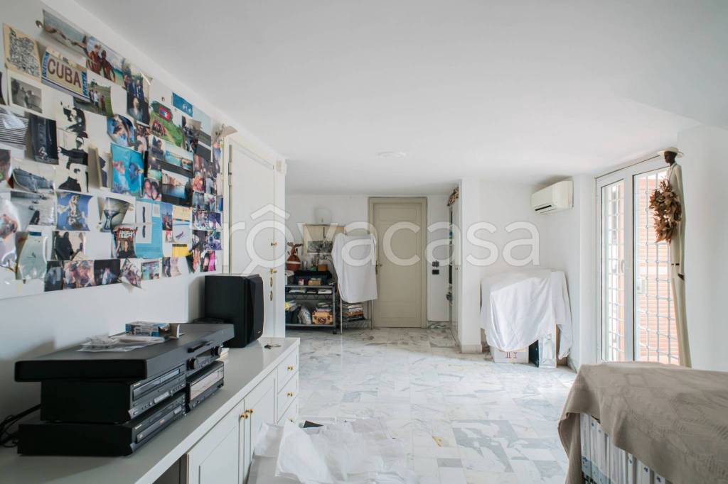 appartamento in vendita a Roma in zona Ardeatino