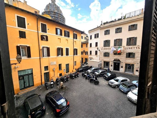 appartamento in vendita a Roma in zona Rione Regola