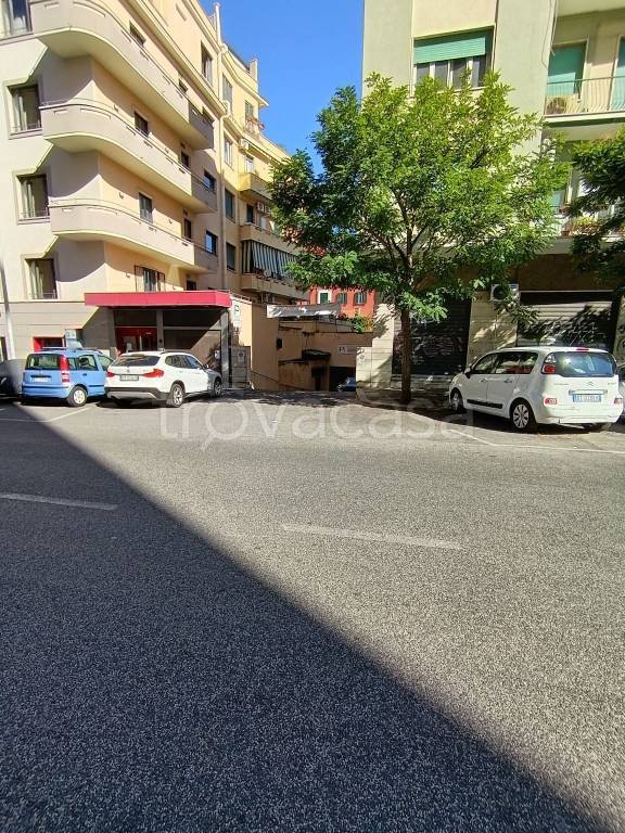 box auto in vendita a Roma in zona Tuscolano