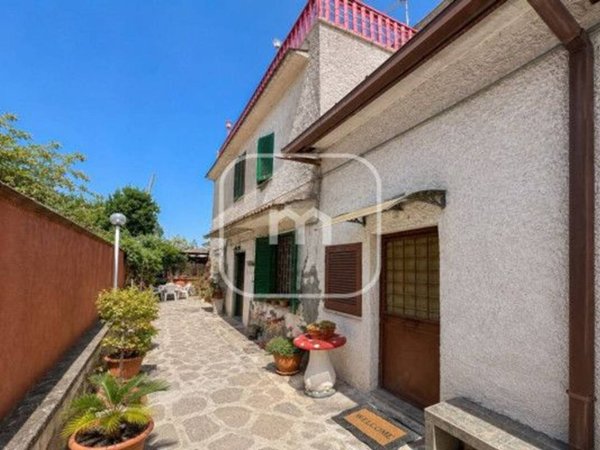 casa indipendente in vendita a Roma