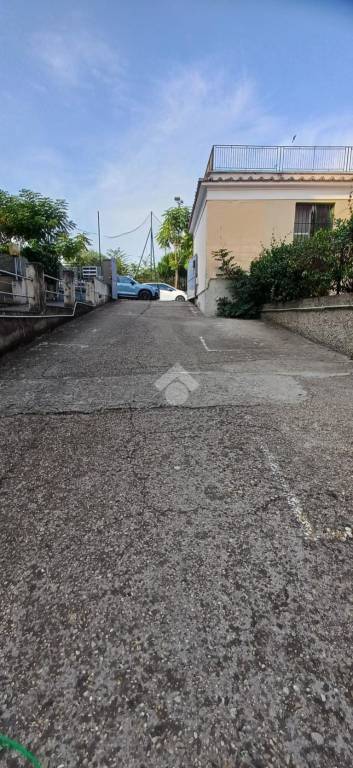 box auto in vendita a Roma in zona Appio Pignatelli