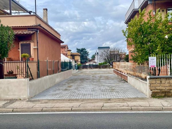box auto in vendita a Roma in zona Casal Morena