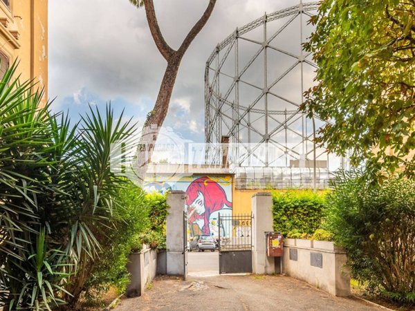appartamento in vendita a Roma in zona Ostiense
