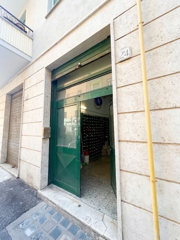 locale commerciale in vendita a Roma in zona Tuscolano