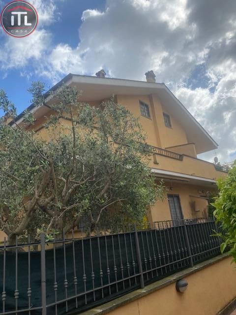 casa indipendente in vendita a Roma in zona Massimina/Casal Lumbroso