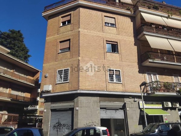 locale commerciale in vendita a Roma in zona Portuense