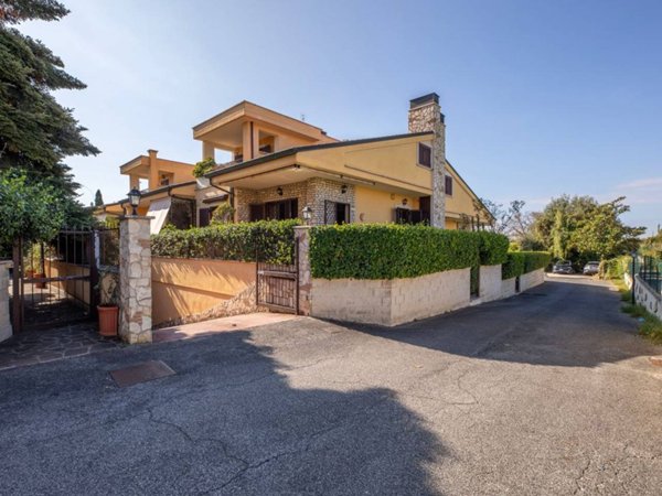 casa indipendente in vendita a Roma in zona Torre Gaia