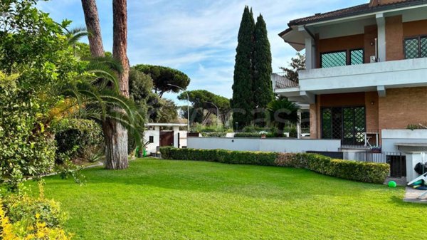 casa indipendente in vendita a Roma in zona Casal Palocco