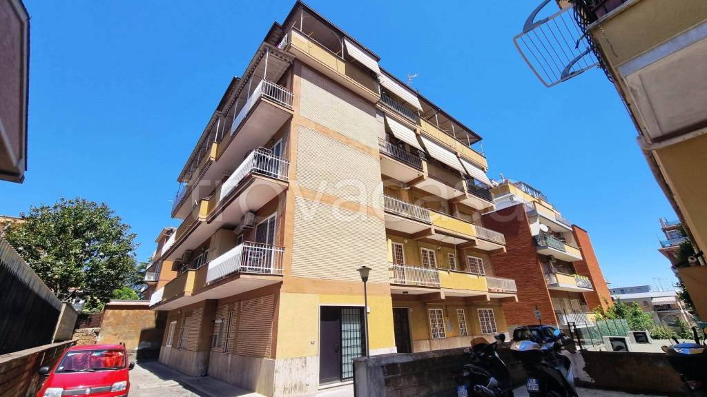 appartamento in vendita a Roma in zona Tomba di Nerone
