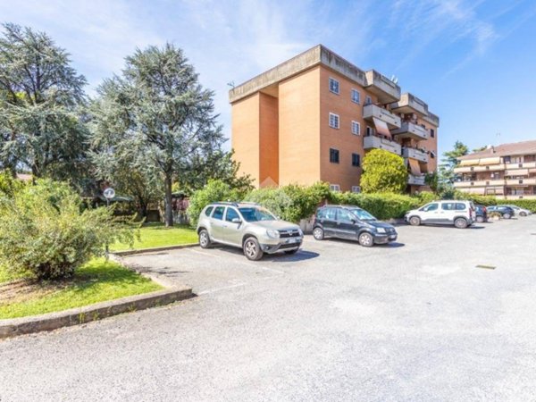 box auto in vendita a Roma in zona Casal Morena