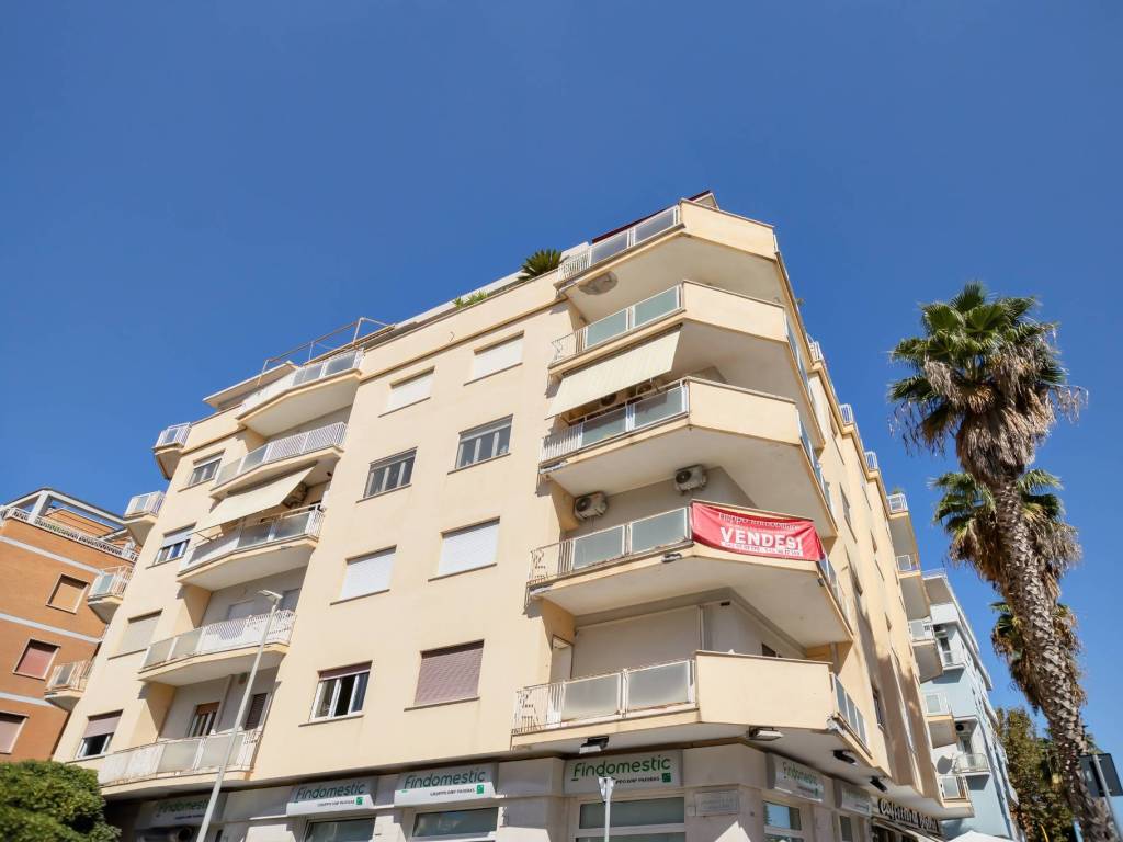 intera palazzina in vendita a Roma in zona Ostia