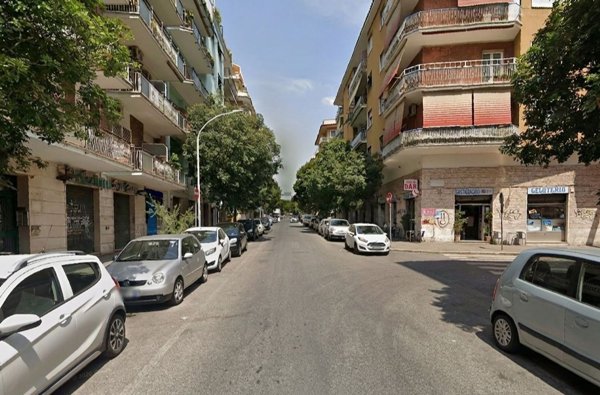 locale commerciale in vendita a Roma in zona Tuscolano