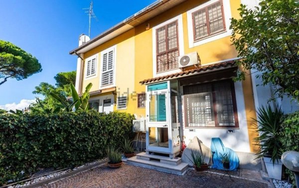 casa indipendente in vendita a Roma in zona Casal Palocco