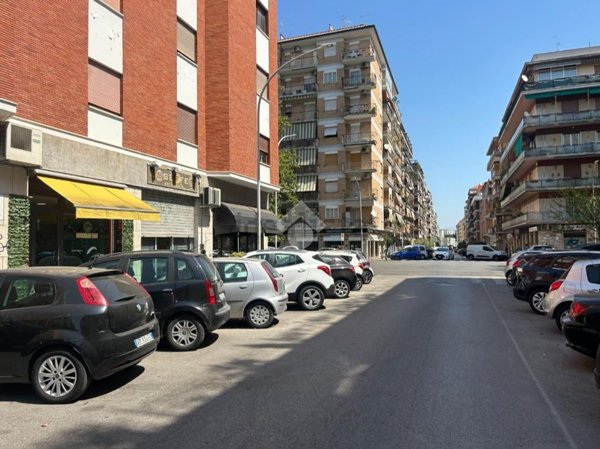 locale commerciale in vendita a Roma in zona Appio Claudio