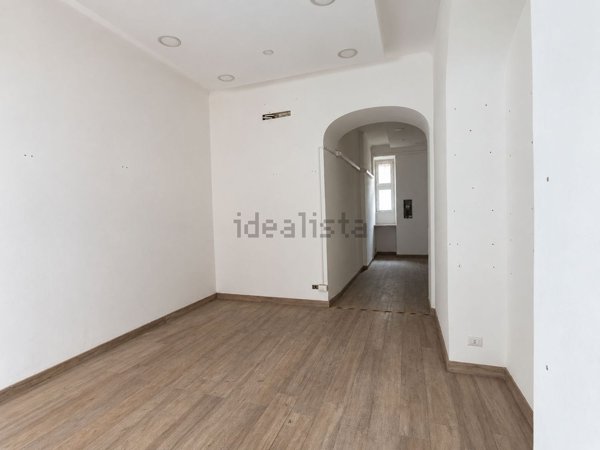 locale commerciale in vendita a Roma in zona Appio Latino