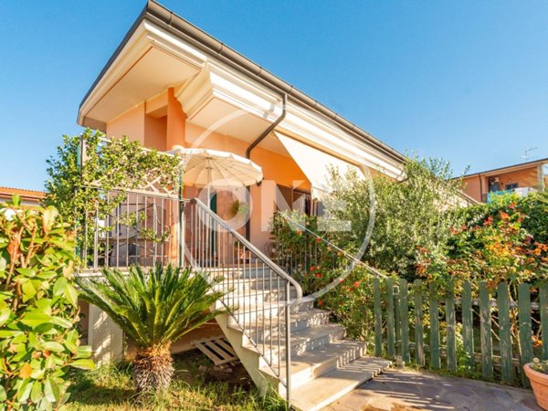 casa indipendente in vendita a Roma in zona Lunghezza