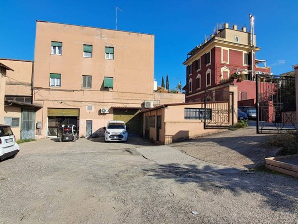 locale commerciale in vendita a Roma in zona Appio Pignatelli
