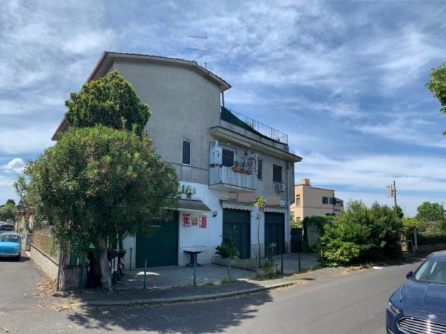 locale commerciale in vendita a Roma in zona Acilia