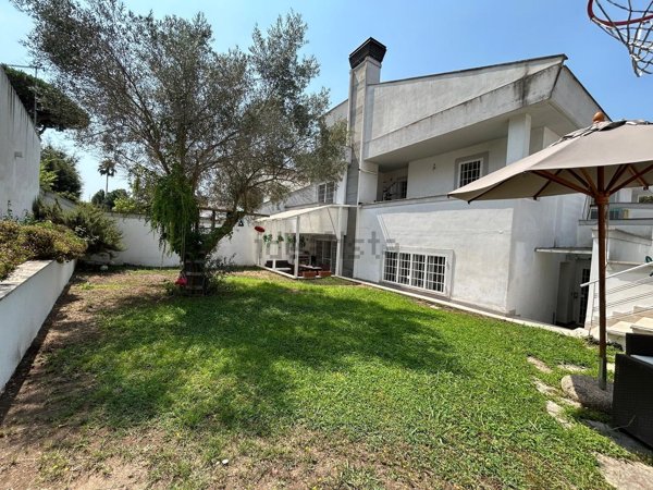 casa indipendente in vendita a Roma in zona Infernetto