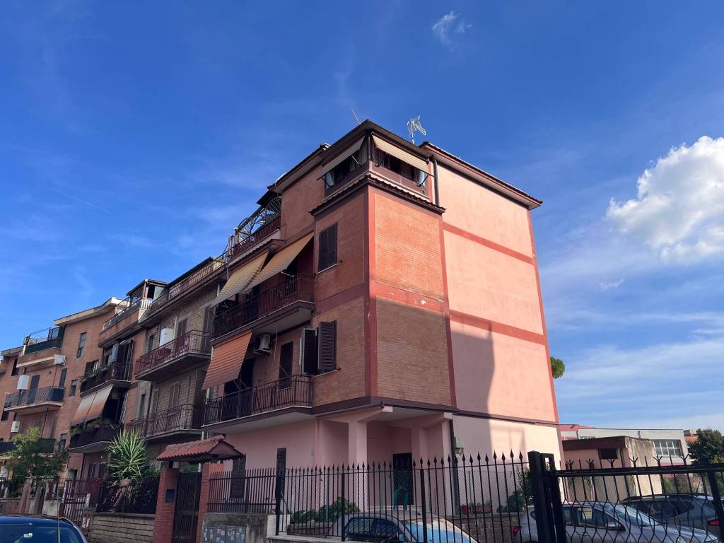 appartamento in vendita a Roma in zona Torre Angela