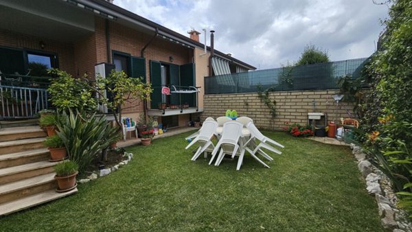 casa indipendente in vendita a Roma in zona Acilia