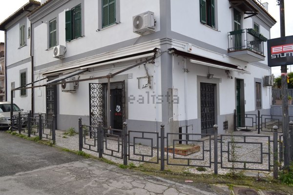locale commerciale in vendita a Roma in zona Appio Claudio
