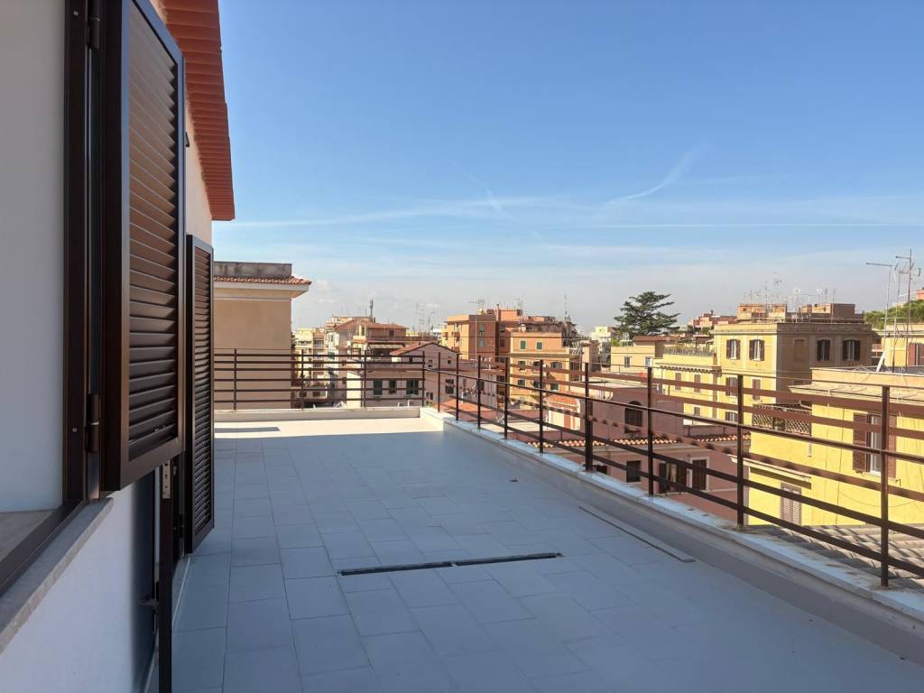 appartamento in vendita a Roma in zona Appio Latino