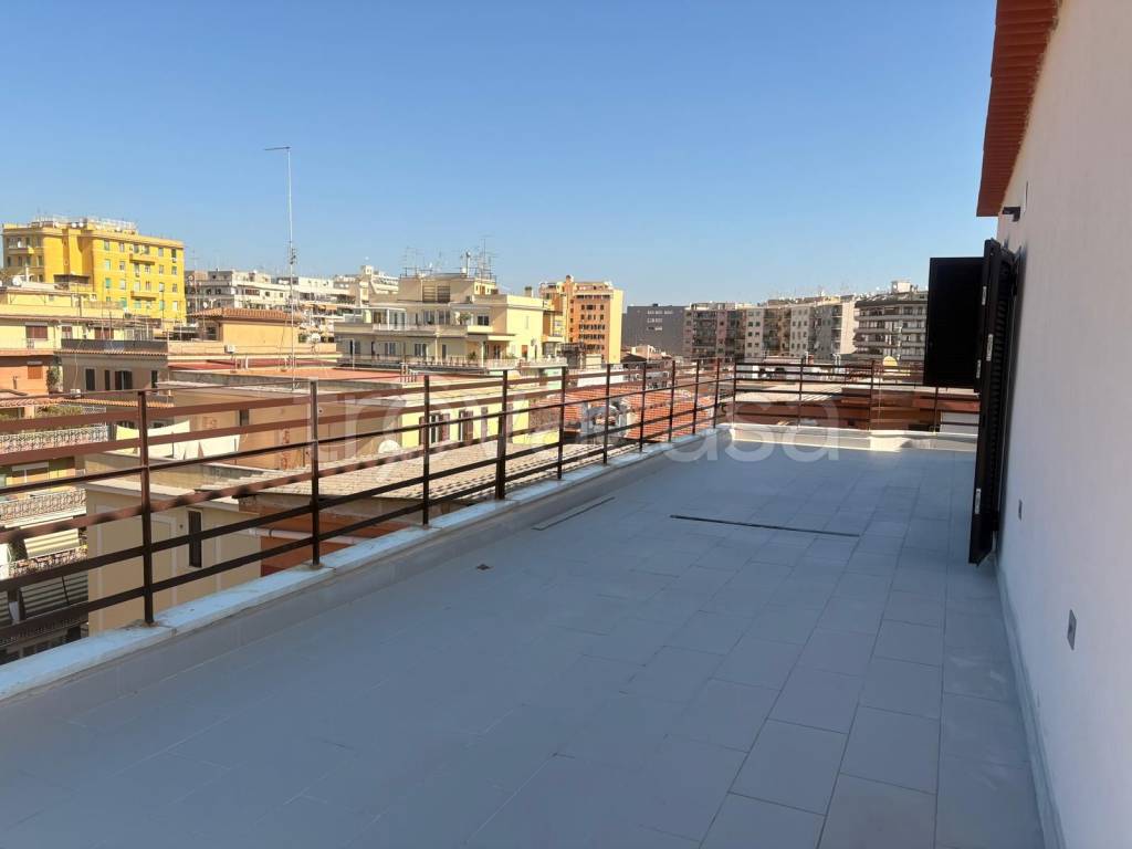 appartamento in vendita a Roma in zona Appio Latino