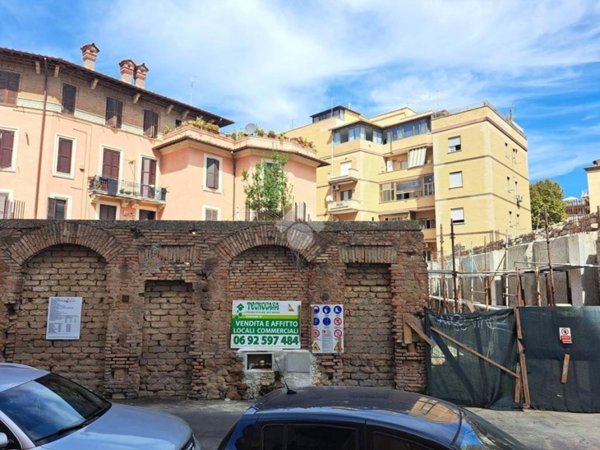 negozio in vendita a Roma in zona Ostia