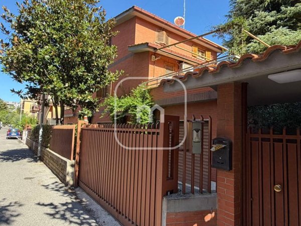 casa indipendente in vendita a Roma in zona Tomba di Nerone