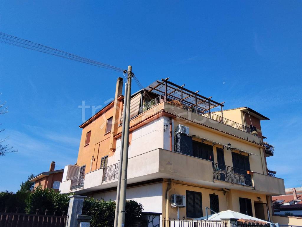 appartamento in vendita a Roma in zona Torre Gaia
