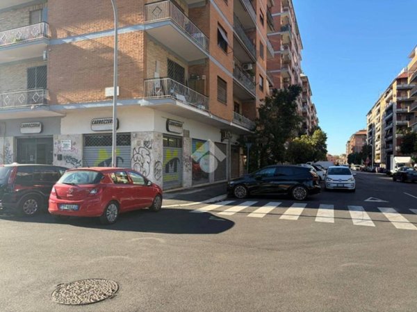 locale commerciale in vendita a Roma in zona Tuscolano