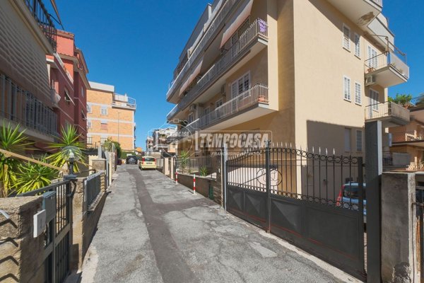 appartamento in vendita a Roma in zona Tomba di Nerone