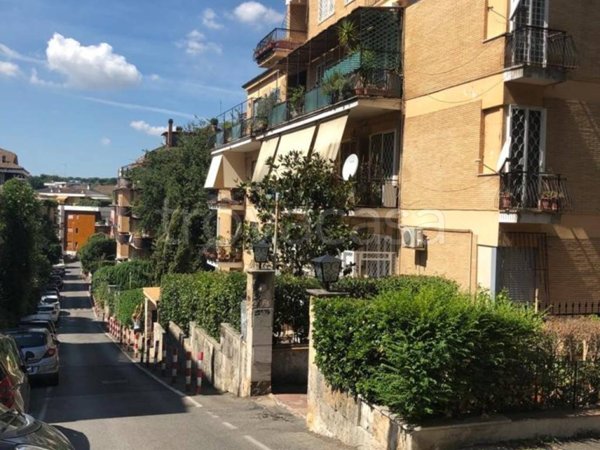 appartamento in vendita a Roma in zona Tomba di Nerone