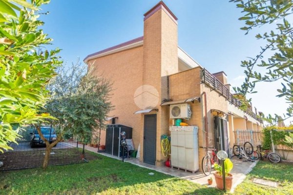 appartamento in vendita a Roma in zona Giardini di Corcolle