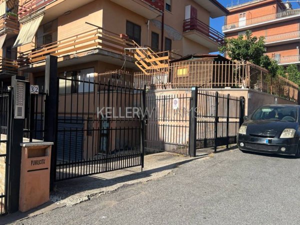 box auto in vendita a Roma in zona Torre Angela