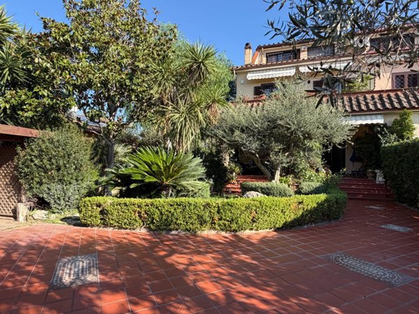 casa indipendente in vendita a Roma in zona Infernetto