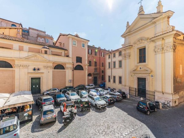 appartamento in vendita a Roma in zona Rione Regola
