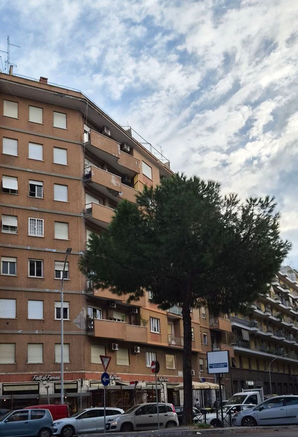 locale commerciale in vendita a Roma in zona Tuscolano