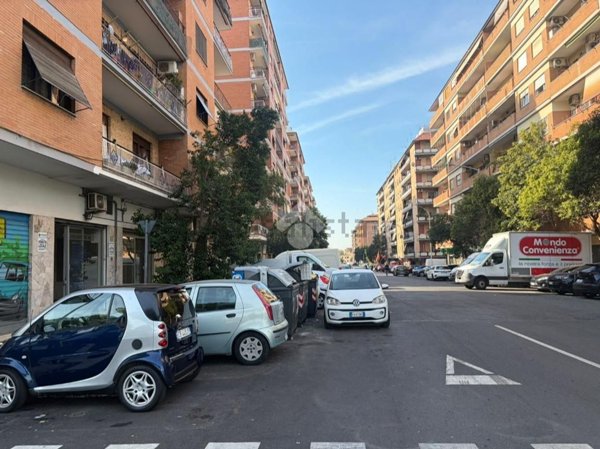 locale commerciale in vendita a Roma in zona Tuscolano