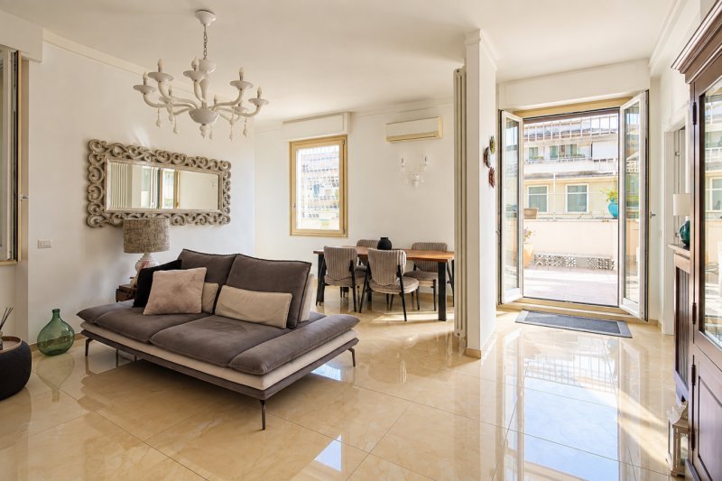 appartamento in vendita a Roma in zona Appio Latino