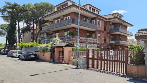 box auto in vendita a Roma in zona Torre Angela