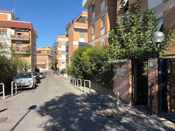 appartamento in vendita a Roma in zona Tomba di Nerone