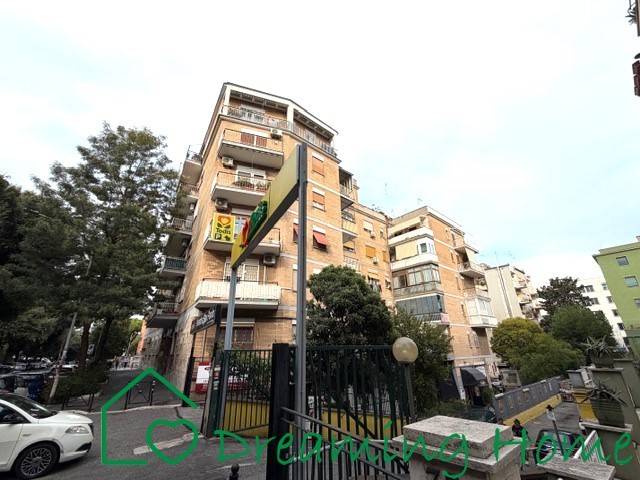 appartamento in vendita a Roma in zona Ostiense
