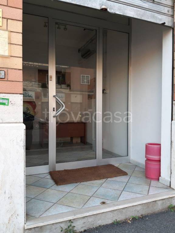 locale commerciale in vendita a Roma in zona Acilia