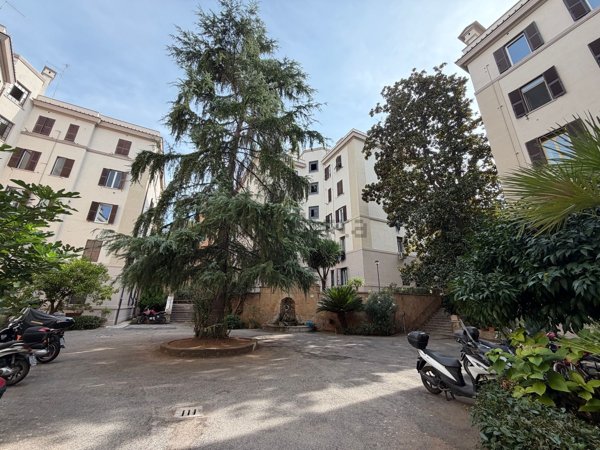 appartamento in vendita a Roma in zona Ostiense