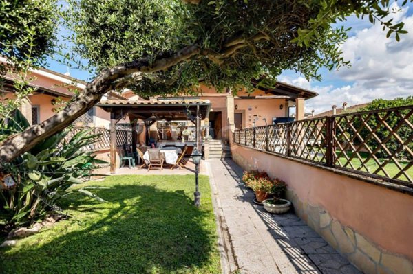 casa indipendente in vendita a Roma in zona Infernetto
