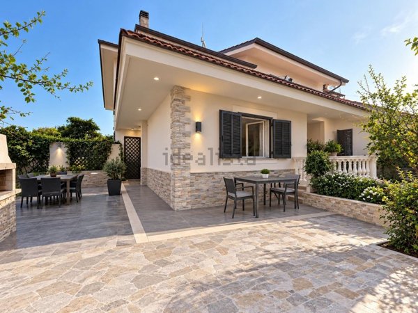 casa indipendente in vendita a Roma in zona Infernetto