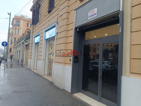 locale commerciale in vendita a Roma in zona Esquilino