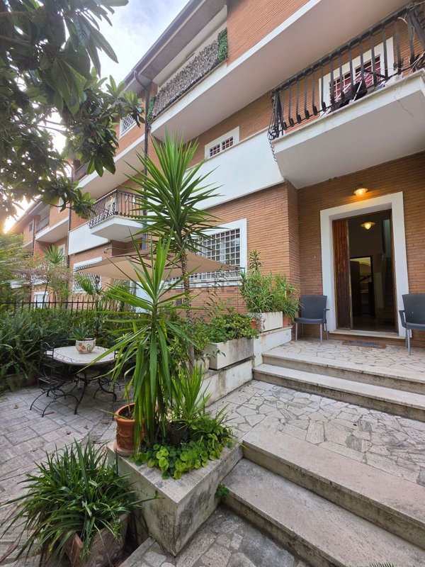appartamento in vendita a Roma in zona Axa